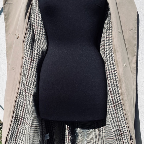 LONDON FOG Women's Trench Coat US 10 reg. Tan color Lined in plaid just in time! - Picture 4 of 10